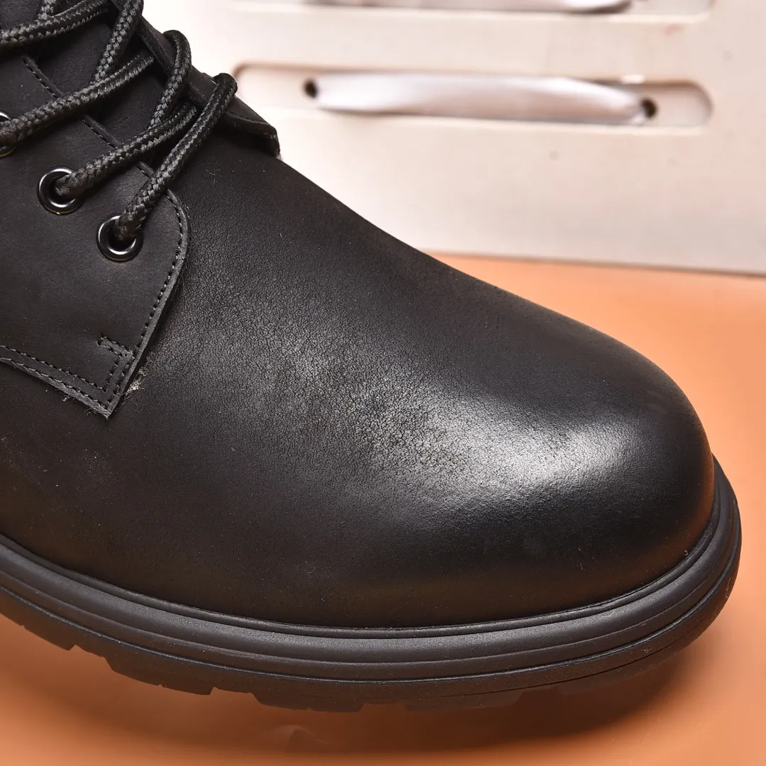 Men's shoes 💰640 (full genuine wool lining, 10% off for fake ones) Please pay attention to the quality of the original item and compare the thickness of the wool 🏮🏮 Popular UGG men's shoes from Australia's warm luxury brand, the official website is synchronized, Beckham men's style..., made of imported first-layer waxed cowhide, waxed toe cap, Australian real wool velvet lining Carefully sewn...Imported rubber Martin boots outsole (comfortable, soft and wear-resistant). I really like the quality..Exquisite workmanship. You can't put it down at first sight. Size 39-44